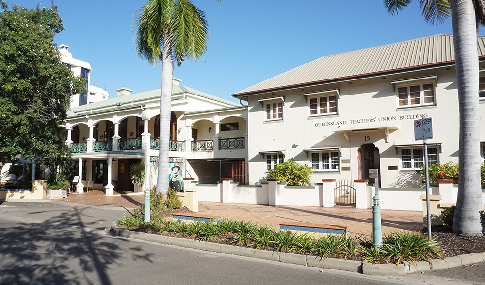 The footpath in front of Seasoned restaurant, Palmer Street, South Townsville, 16 September 2016
