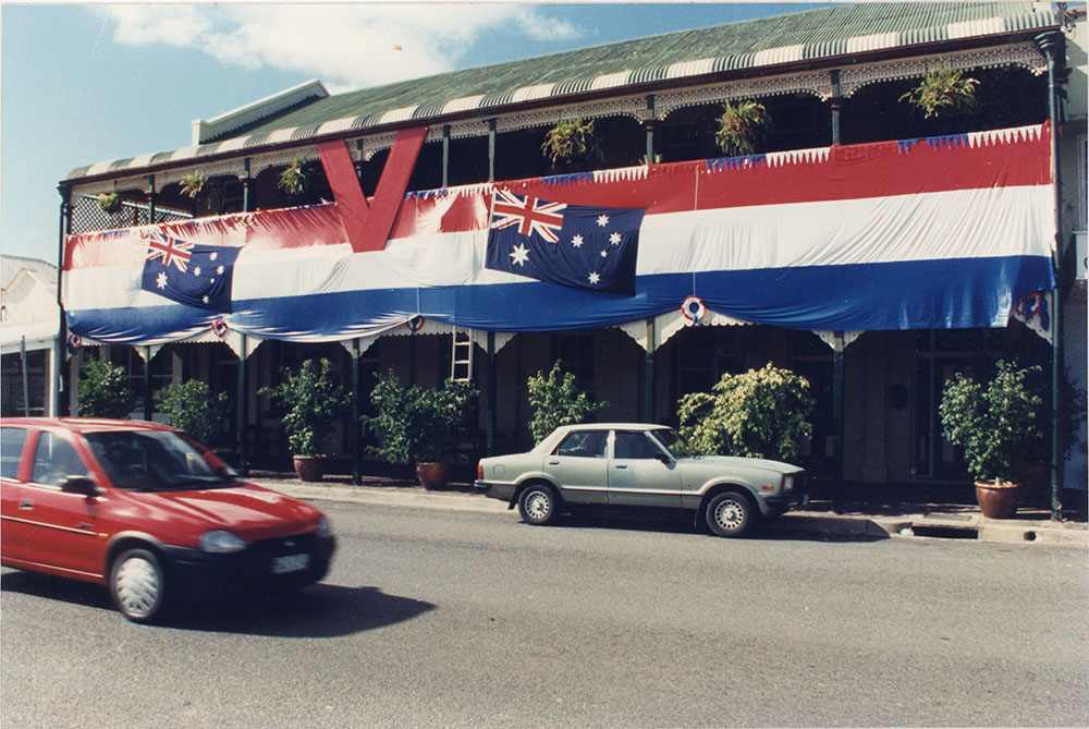 VP50 : Australian Hotel, Palmer Street / Townsville City Council staff