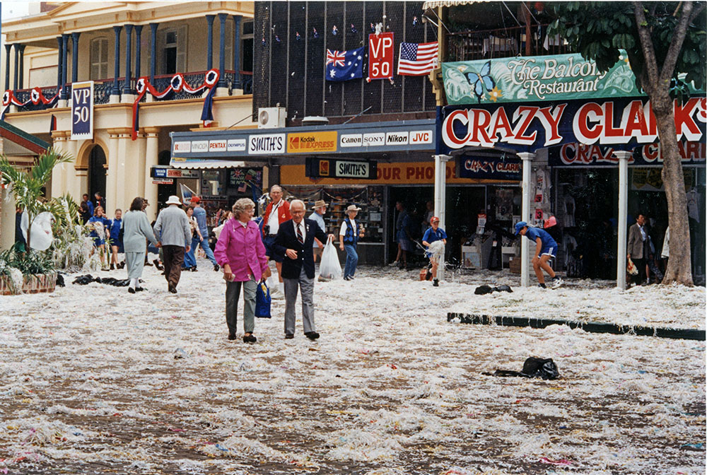 VP50 : Ticker tape in Flinders Mall, August 1995