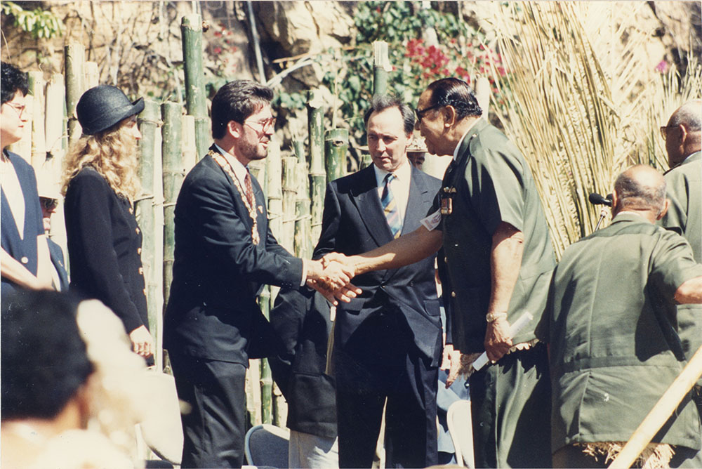 VP50 : Tongan Prime Minister Baron Vaea is greeted Townsville Mayor Tony Mooney and Prime Minister Paul Keating / Townsville City Council staff