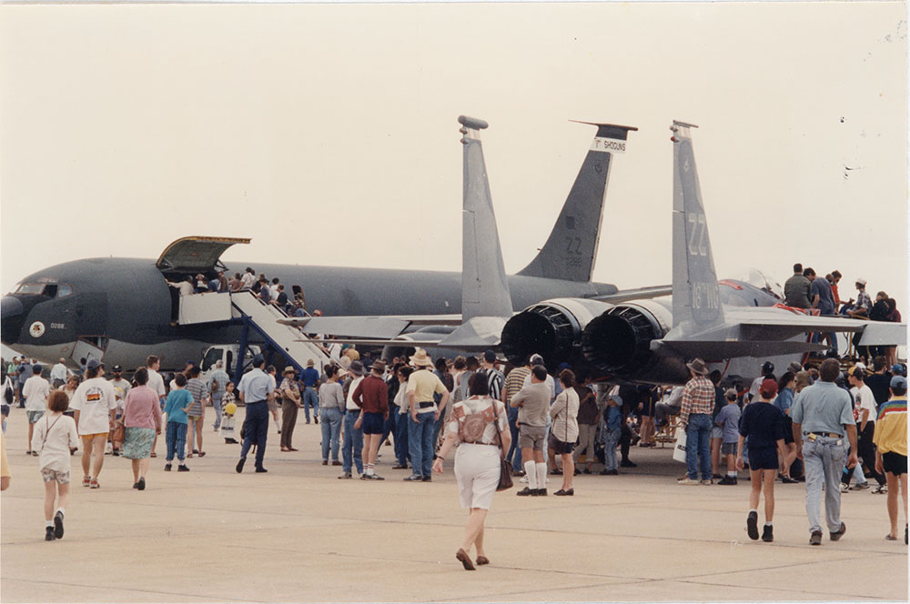 VP50 : Sky Show &amp; RAAF open day, 5 USAF in town / Townsville City Council staff, 1995