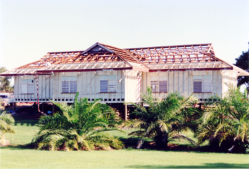 The Tumbetin Lodge relocation to the Townsville palmetum / Townsville City Council staff