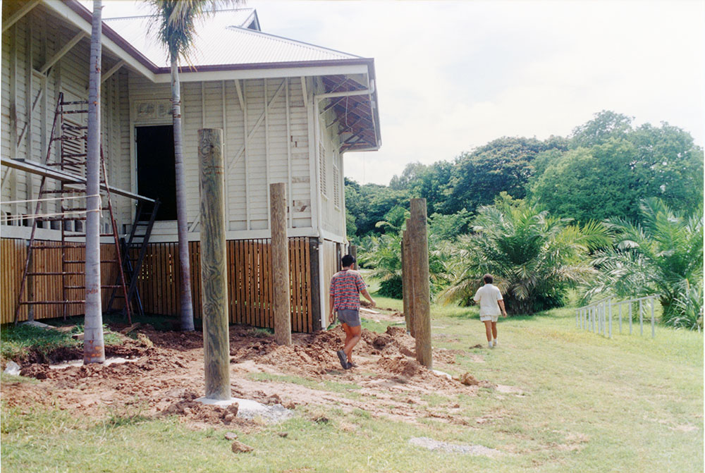 The Tumbetin Lodge relocation to the Townsville palmetum / Townsville City Council staff