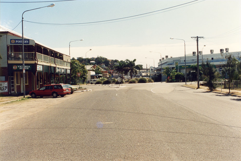 Plume Street, South Townsville, showing the Republic Hotel between 1980 and 2000 / Townsville City Council staff.