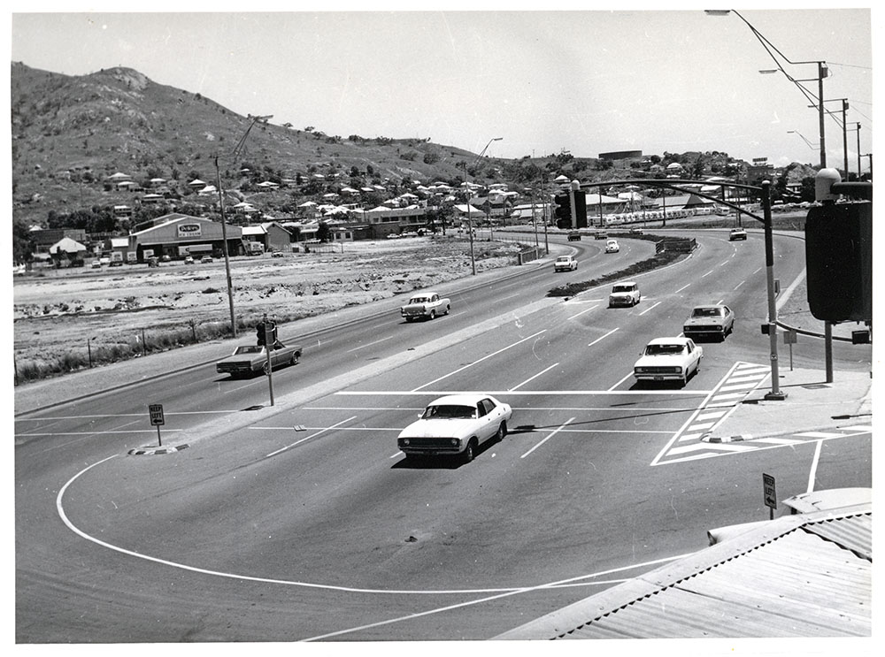 Charters Towers Road (the Causeway) looking toward the Townsville city area, 13 December 1972