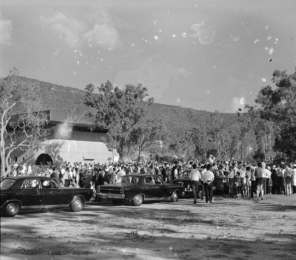 Royal tour, crowds at the University library, Townsville, 20 April 1970