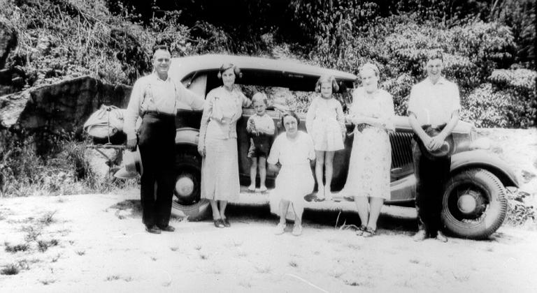 Townsville, Joe Kirwan, wife Jean, Kathleen Kirwan and Mr and Mrs Hogan by car, n.d. 