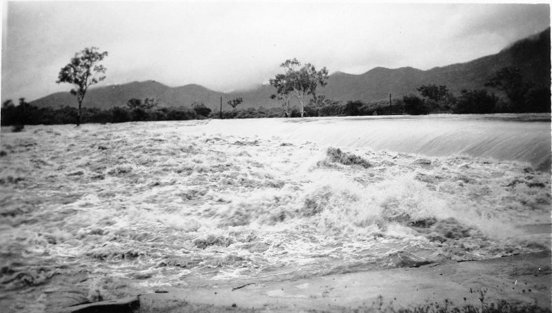 Aplin's Weir, Townsville, during the 1946 flood. 