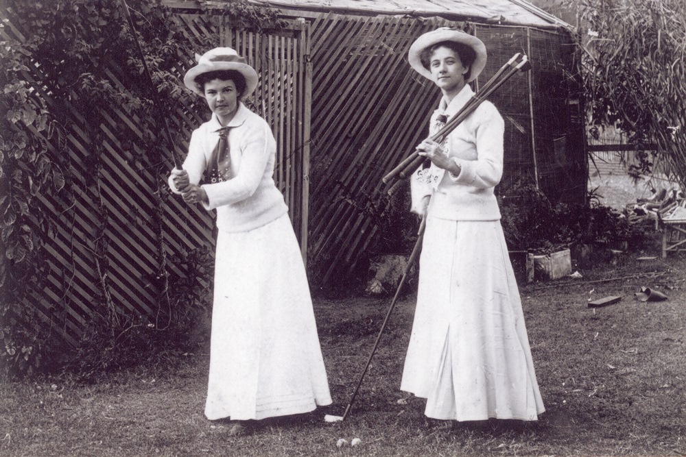 Myra Rendle (left) golfing with Buttercup Bucanan, Townsville, September 1905