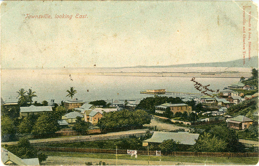 Postcard from the Quelch Forno collection : Townsville looking east