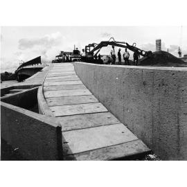 Work on the city approaches to the George Roberts bridge, Townsville, 1976