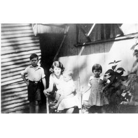 Mount Spec, Linda McLelland and children, November 1933 