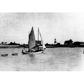 A trochus lugger sailing into Townsville's inner harbour, 1920