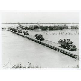R.A.A.F. personnel crossing the Burdekin River Bridge at Macrossan, 1942