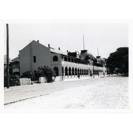 View of the Queen's Hotel from the Strand, Townsville, 1932