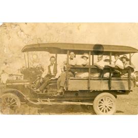 Townsville bus and passengers, 1930