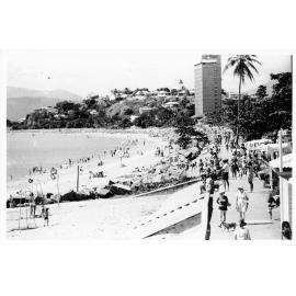 The start of the Dunk Island Race on the Strand, Townsville, 11 April 1974