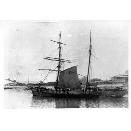 Rooney and Company's schooner "Swordfish" in Ross Creek, off the Victoria Bridge Hotel, Townsville, 1917 