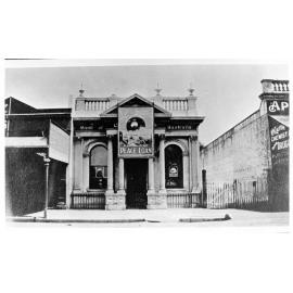 Commonwealth Bank premises alongside Clayton's chemist shop, Flinders Street, 1920