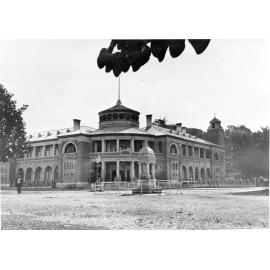 Customs House with Castling's memorial in foreground, ca.1910 
