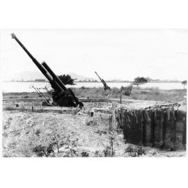 U.S. anti-aircraft guns (88mm) in Strand Park, 1942 