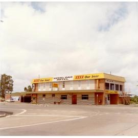 Royal Oak Hotel, Charters Towers Road, Townsville, 1985