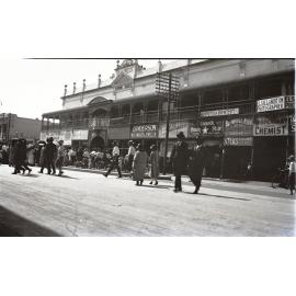 Jeffery collection : Spectators in front of the Town Hall, Flinders Street, Townsville