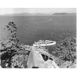 Ferry arriving at the Arcadia jetty, Magnetic Island 