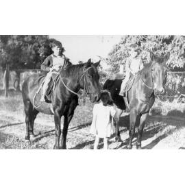 Charlie and Harry Shan on horses, Elizabeth standing at "Currabubbla", September 1944 
