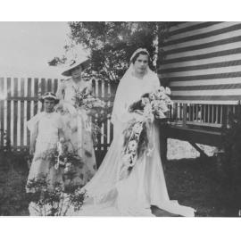 Annie Batze in wedding gown with Mavis and Anna Powell at Aitkenvale home, 1936 