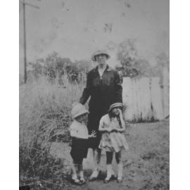 Biddy, Pat and Frank Neville at Manton Railway Station, 1931 