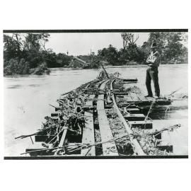 Inkerman Railway Bridge, Burdekin River flood, 1917