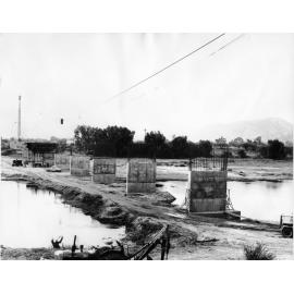 The Charles Barton bridge, across Ross River at Nathan Street, Townsville, under construction. 