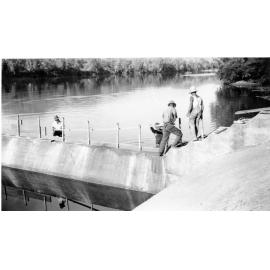 Raising the height of Aplin's Weir with boards, Townsville, 1936