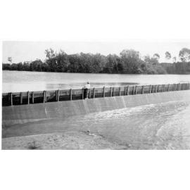 Raising the height of Aplin's Weir with boards, Townsville, 1936