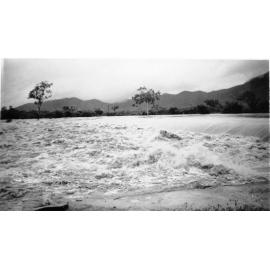 Aplin's Weir, Townsville, during the 1946 flood. 