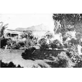 The garden of Mr. W. Aird, which won a prize at the Townsville Horticultural Society's show in 1906. 
