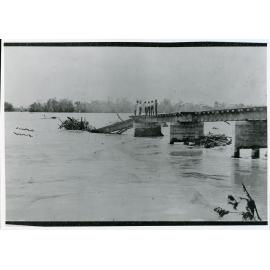 Flood damage to the Inkerman Railway Bridge, 1917