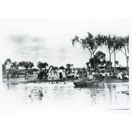 Spectators gather to witness the Burdekin River in flood, Ayr, 1926