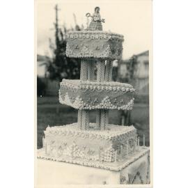 Family protrait from the Quelch Forno collection : Beryl Forno's 21st birthday cake, 1954