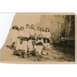 Family photograph from the Quelch Forno collection : Group photo of fourteen young people