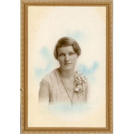 Family photograph from the Quelch Forno collection : Studio portrait of a woman