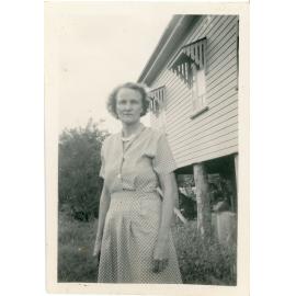 Family photograph from the Quelch Forno collection : woman posing in the yard