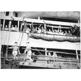 Members of the 2/1 and 2/5 AGH's and the 47th Australian Camp Hospital (AANS & AAMWS) arriving in Townsville on HMT Ormiston from New Guinea for home leave, 27 June 1944