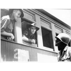 Two members of the 24th Aust. Inf. Bde. speak to an American soldier after their arrival on 28/1/44 from Finschhafen, New Guinea