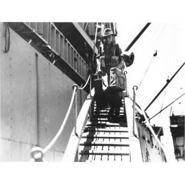 A member of the 24th Aust. Inf. Bde. disembarking at Townsville on 28/1/44 after action in the Finschhafen area, New Guinea