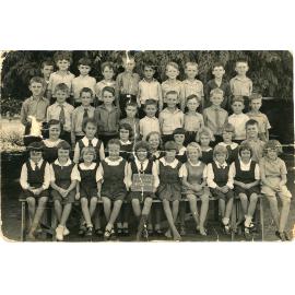 Family photograph from the Quelch Forno collection : Class photograph: Grade 1, Mundingburra, L. G. Quelch