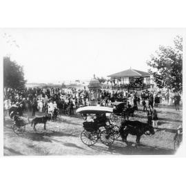 Crowd gathered at ANZAC park, the Strand, Townsville, ca.1913