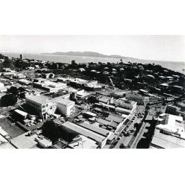 Townsville city and Melton Hill, aerial view, 1976