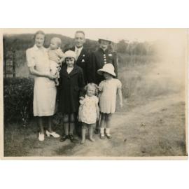 Family photograph from the Quelch Forno collection : Group of people posing for a photograph in Stanthorpe